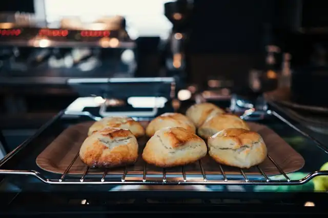 Scones de limón y jengibre con corteza crujiente, combinando dulzura cítrica, jengibre picante e ingredientes ayurvédicos.